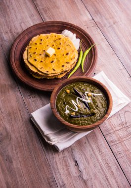Mısır unu düz ekmek veya roti veya Makki Ki Roti da Saag veya hardal yaprakları köri, Hint gıda içinde popüler kış sezonu kuzey Hindistan'da sarso ile