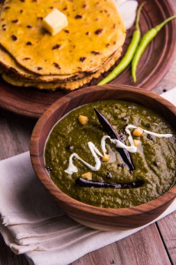 Mısır unu düz ekmek veya roti veya Makki Ki Roti da Saag veya hardal yaprakları köri, Hint gıda içinde popüler kış sezonu kuzey Hindistan'da sarso ile