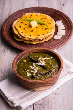 Mısır unu düz ekmek veya roti veya Makki Ki Roti da Saag veya hardal yaprakları köri, Hint gıda içinde popüler kış sezonu kuzey Hindistan'da sarso ile