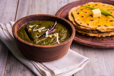 Mısır unu düz ekmek veya roti veya Makki Ki Roti da Saag veya hardal yaprakları köri, Hint gıda içinde popüler kış sezonu kuzey Hindistan'da sarso ile