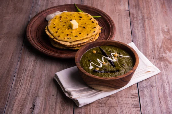 Farina di mais pane piatto o roti o Makki Ki Roti con sarso da Saag o foglie di senape al curry, cibo indiano popolare nella stagione invernale nel nord dell'India — Foto Stock