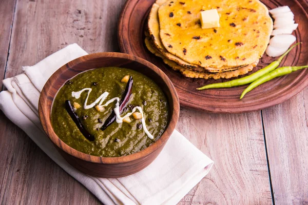 Harina de maíz pan plano o roti o Makki Ki Roti con sarso da Saag o hojas de mostaza curry, comida india popular en la temporada de invierno en el norte de la India —  Fotos de Stock