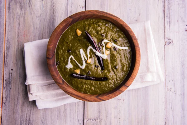 Maismehl Fladenbrot oder Roti oder Makki Ki Roti mit Sarso da Saag oder Senfblättern Curry, indisches Essen beliebt in der Wintersaison in Nordindien — Stockfoto