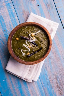 Mısır unu düz ekmek veya roti veya Makki Ki Roti da Saag veya hardal yaprakları köri, Hint gıda içinde popüler kış sezonu kuzey Hindistan'da sarso ile