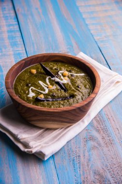 Mısır unu düz ekmek veya roti veya Makki Ki Roti da Saag veya hardal yaprakları köri, Hint gıda içinde popüler kış sezonu kuzey Hindistan'da sarso ile