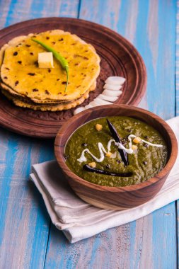 Mısır unu düz ekmek veya roti veya Makki Ki Roti da Saag veya hardal yaprakları köri, Hint gıda içinde popüler kış sezonu kuzey Hindistan'da sarso ile