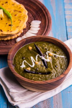 Mısır unu düz ekmek veya roti veya Makki Ki Roti da Saag veya hardal yaprakları köri, Hint gıda içinde popüler kış sezonu kuzey Hindistan'da sarso ile