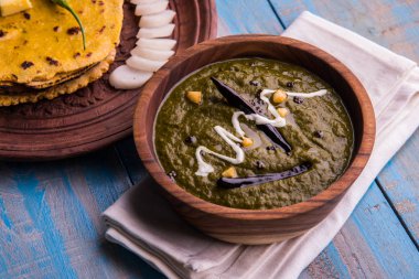 Mısır unu düz ekmek veya roti veya Makki Ki Roti da Saag veya hardal yaprakları köri, Hint gıda içinde popüler kış sezonu kuzey Hindistan'da sarso ile