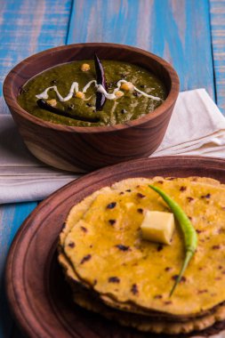 Mısır unu düz ekmek veya roti veya Makki Ki Roti da Saag veya hardal yaprakları köri, Hint gıda içinde popüler kış sezonu kuzey Hindistan'da sarso ile