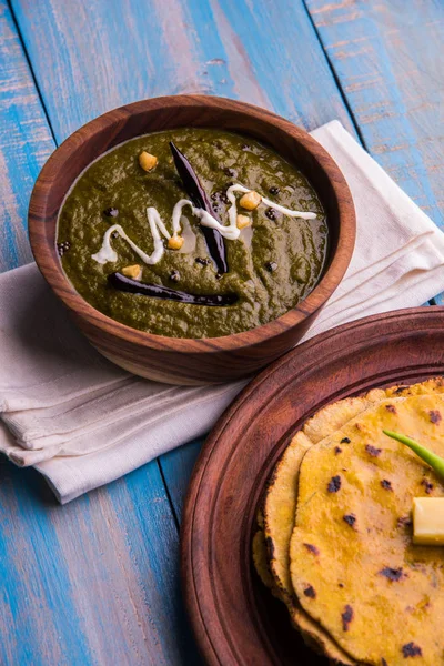 Corn flour flat bread or roti or Makki Ki Roti with sarso da Saag or mustard leaves curry, Indian Food popular in winter season in north india — Stock Photo, Image