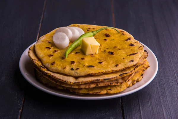 Makki di roti y sarso ka saag, famosa comida del norte de la India —  Fotos de Stock