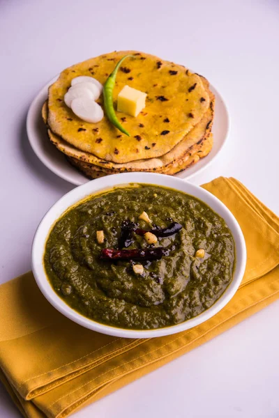 Makki di roti and sarso ka saag, famous north indian food — Stock Photo, Image