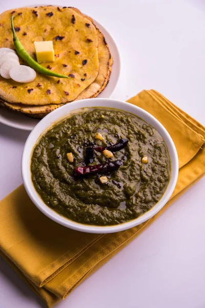 Makki di roti and sarso ka saag, famous north indian food — Stock Photo, Image