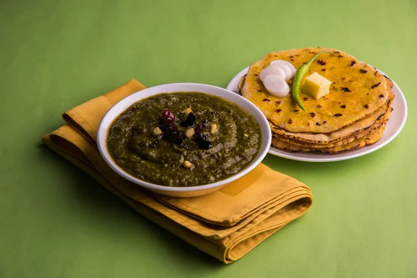 Makki di roti y sarso ka saag, famosa comida del norte de la India —  Fotos de Stock