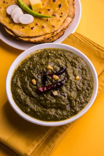 Makki di roti y sarso ka saag, famosa comida del norte de la India —  Fotos de Stock