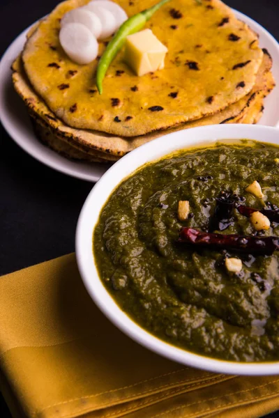 Jakab di roti és sarso ka saag, híres észak-indiai élelmiszer — Stock Fotó