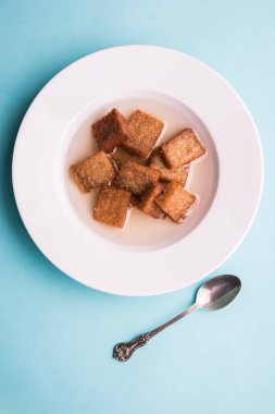 Şahi tukda hazırlanan - derin yağda kızartılmış ekmek ghee içinde şekerli krema ve kuru meyve ile süsleyin.