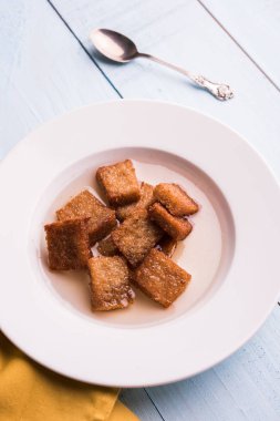 Karamelize tatlı tost veya meetha veya meethe tost içinde tatlı şurubu veya ekmek Kemalpaşa tatlısı batırılmış bir popüler tatlı, olarak da bilinen Şahi Tukda, seçici odak yemektir