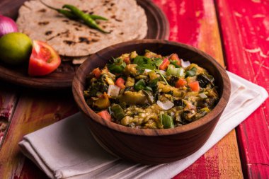 Güney Asya gıda maddesini, maharashtra, tadı Jowar un düz ekmek veya bhakar veya bhakri ile büyük içinde popüler Baigan Bharta - patlıcan püresi olduğunu