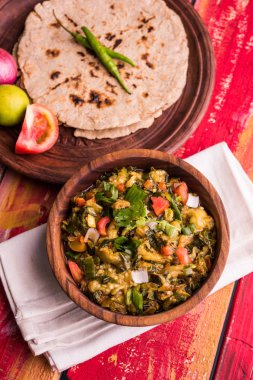 Güney Asya gıda maddesini, maharashtra, tadı Jowar un düz ekmek veya bhakar veya bhakri ile büyük içinde popüler Baigan Bharta - patlıcan püresi olduğunu