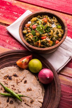 Güney Asya gıda maddesini, maharashtra, tadı Jowar un düz ekmek veya bhakar veya bhakri ile büyük içinde popüler Baigan Bharta - patlıcan püresi olduğunu