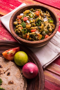 Güney Asya gıda maddesini, maharashtra, tadı Jowar un düz ekmek veya bhakar veya bhakri ile büyük içinde popüler Baigan Bharta - patlıcan püresi olduğunu