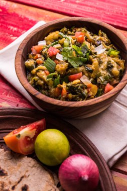 Güney Asya gıda maddesini, maharashtra, tadı Jowar un düz ekmek veya bhakar veya bhakri ile büyük içinde popüler Baigan Bharta - patlıcan püresi olduğunu