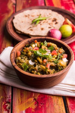 Güney Asya gıda maddesini, maharashtra, tadı Jowar un düz ekmek veya bhakar veya bhakri ile büyük içinde popüler Baigan Bharta - patlıcan püresi olduğunu