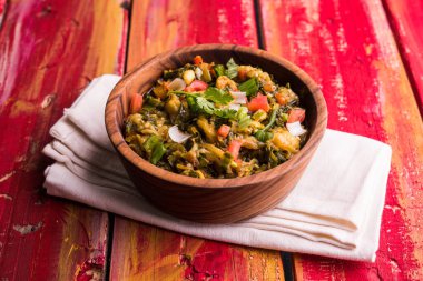 Güney Asya gıda maddesini, maharashtra, tadı Jowar un düz ekmek veya bhakar veya bhakri ile büyük içinde popüler Baigan Bharta - patlıcan püresi olduğunu