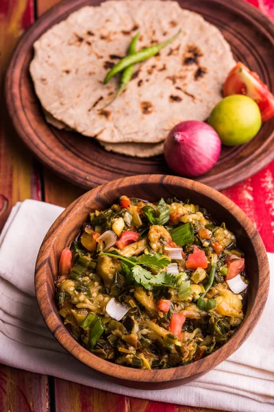 Güney Asya gıda maddesini, maharashtra, tadı Jowar un düz ekmek veya bhakar veya bhakri ile büyük içinde popüler Baigan Bharta - patlıcan püresi olduğunu