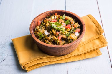 Güney Asya gıda maddesini, maharashtra, tadı Jowar un düz ekmek veya bhakar veya bhakri ile büyük içinde popüler Baigan Bharta - patlıcan püresi olduğunu