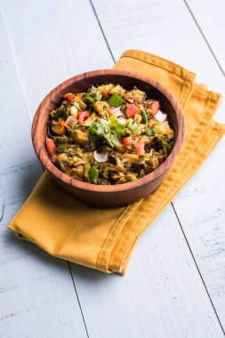 Güney Asya gıda maddesini, maharashtra, tadı Jowar un düz ekmek veya bhakar veya bhakri ile büyük içinde popüler Baigan Bharta - patlıcan püresi olduğunu