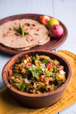 Güney Asya gıda maddesini, maharashtra, tadı Jowar un düz ekmek veya bhakar veya bhakri ile büyük içinde popüler Baigan Bharta - patlıcan püresi olduğunu