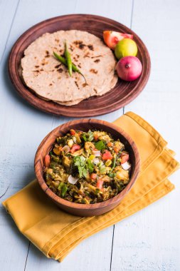 Güney Asya gıda maddesini, maharashtra, tadı Jowar un düz ekmek veya bhakar veya bhakri ile büyük içinde popüler Baigan Bharta - patlıcan püresi olduğunu