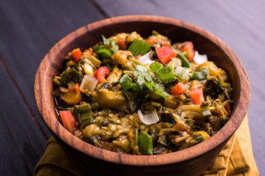 Güney Asya gıda maddesini, maharashtra, tadı Jowar un düz ekmek veya bhakar veya bhakri ile büyük içinde popüler Baigan Bharta - patlıcan püresi olduğunu