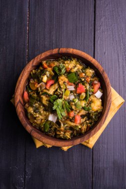 Güney Asya gıda maddesini, maharashtra, tadı Jowar un düz ekmek veya bhakar veya bhakri ile büyük içinde popüler Baigan Bharta - patlıcan püresi olduğunu