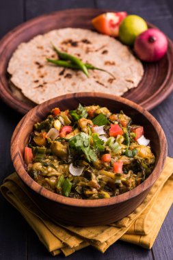 Güney Asya gıda maddesini, maharashtra, tadı Jowar un düz ekmek veya bhakar veya bhakri ile büyük içinde popüler Baigan Bharta - patlıcan püresi olduğunu