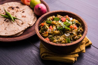 Güney Asya gıda maddesini, maharashtra, tadı Jowar un düz ekmek veya bhakar veya bhakri ile büyük içinde popüler Baigan Bharta - patlıcan püresi olduğunu