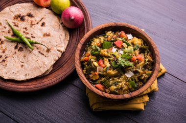 Güney Asya gıda maddesini, maharashtra, tadı Jowar un düz ekmek veya bhakar veya bhakri ile büyük içinde popüler Baigan Bharta - patlıcan püresi olduğunu