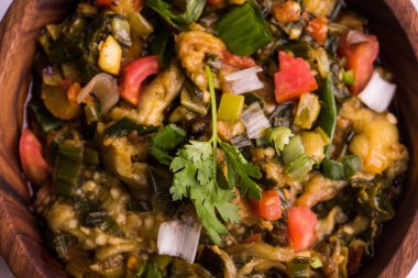 Güney Asya gıda maddesini, maharashtra, tadı Jowar un düz ekmek veya bhakar veya bhakri ile büyük içinde popüler Baigan Bharta - patlıcan püresi olduğunu