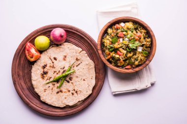 Güney Asya gıda maddesini, maharashtra, tadı Jowar un düz ekmek veya bhakar veya bhakri ile büyük içinde popüler Baigan Bharta - patlıcan püresi olduğunu