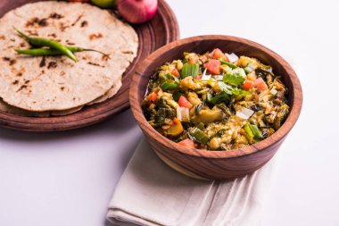 Güney Asya gıda maddesini, maharashtra, tadı Jowar un düz ekmek veya bhakar veya bhakri ile büyük içinde popüler Baigan Bharta - patlıcan püresi olduğunu