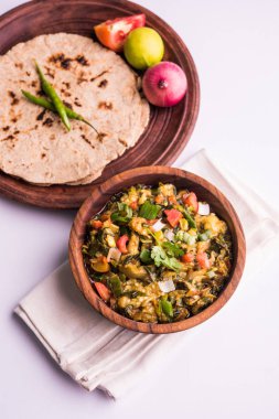 Güney Asya gıda maddesini, maharashtra, tadı Jowar un düz ekmek veya bhakar veya bhakri ile büyük içinde popüler Baigan Bharta - patlıcan püresi olduğunu