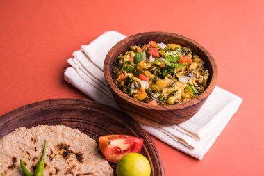 Güney Asya gıda maddesini, maharashtra, tadı Jowar un düz ekmek veya bhakar veya bhakri ile büyük içinde popüler Baigan Bharta - patlıcan püresi olduğunu