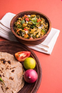 Güney Asya gıda maddesini, maharashtra, tadı Jowar un düz ekmek veya bhakar veya bhakri ile büyük içinde popüler Baigan Bharta - patlıcan püresi olduğunu