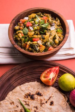 Güney Asya gıda maddesini, maharashtra, tadı Jowar un düz ekmek veya bhakar veya bhakri ile büyük içinde popüler Baigan Bharta - patlıcan püresi olduğunu