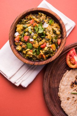 Güney Asya gıda maddesini, maharashtra, tadı Jowar un düz ekmek veya bhakar veya bhakri ile büyük içinde popüler Baigan Bharta - patlıcan püresi olduğunu