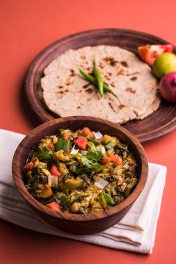 Güney Asya gıda maddesini, maharashtra, tadı Jowar un düz ekmek veya bhakar veya bhakri ile büyük içinde popüler Baigan Bharta - patlıcan püresi olduğunu