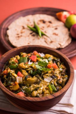 Güney Asya gıda maddesini, maharashtra, tadı Jowar un düz ekmek veya bhakar veya bhakri ile büyük içinde popüler Baigan Bharta - patlıcan püresi olduğunu