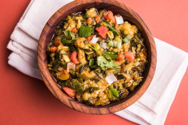 Güney Asya gıda maddesini, maharashtra, tadı Jowar un düz ekmek veya bhakar veya bhakri ile büyük içinde popüler Baigan Bharta - patlıcan püresi olduğunu